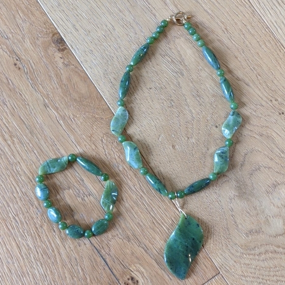 Handmade greeen stone necklace and bracelet. - Picture 1 of 6